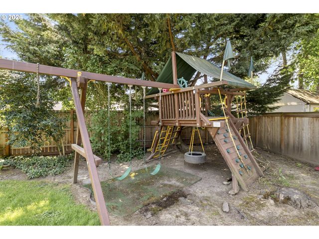 8820 Sw NISQUALLY Ct, Tualatin, OR 97062