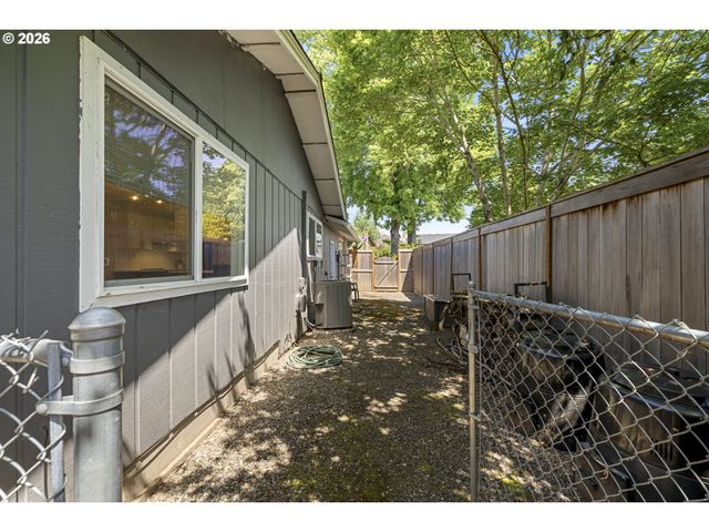 8820 Sw NISQUALLY Ct, Tualatin, OR 97062