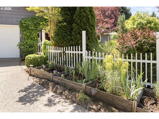 8820 Sw NISQUALLY Ct, Tualatin, OR 97062