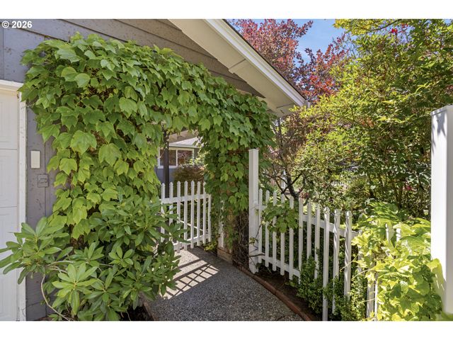 8820 Sw NISQUALLY Ct, Tualatin, OR 97062