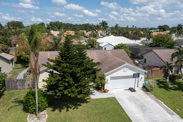 35 CEDAR Circle, Boynton Beach, FL 33436