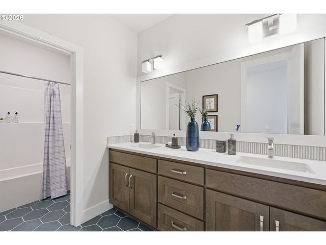 210 Nw 16th Ave, Canby, OR 97013