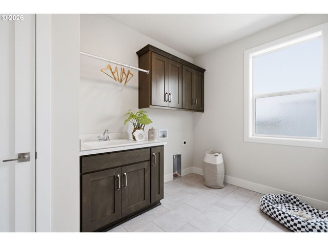 210 Nw 16th Ave, Canby, OR 97013