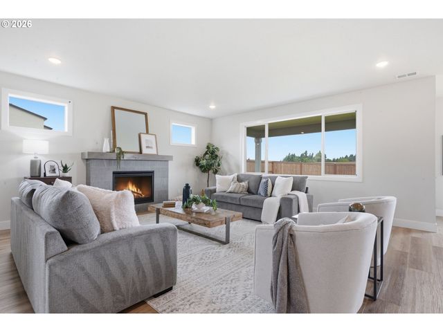 210 Nw 16th Ave, Canby, OR 97013