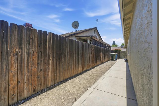 1715 Rockybend Dr, Sacramento, CA 95833