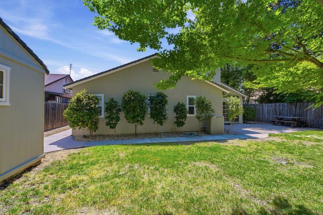1715 Rockybend Dr, Sacramento, CA 95833