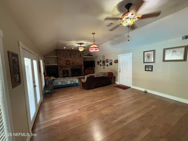 177 CENTRAL Avenue, San Mateo, FL 32187