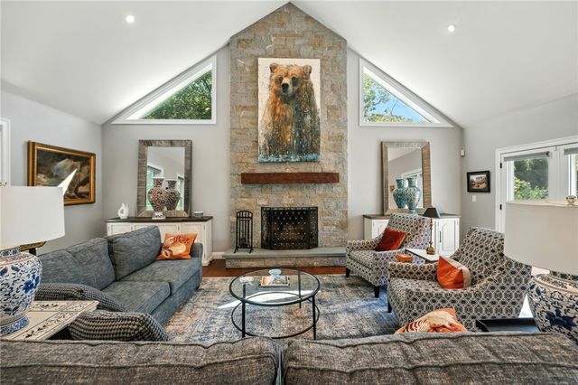 25 Rock Way, East Greenwich, RI 02818