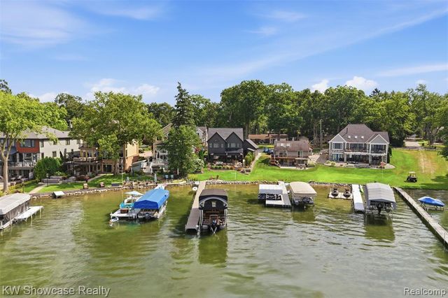 8030 Flagstaff Street, Commerce Twp, MI 48382