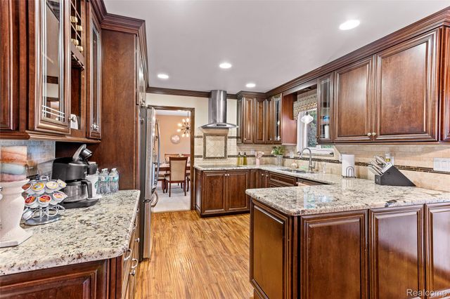 16515 Festian Drive, Clinton Charter Township, MI 48035
