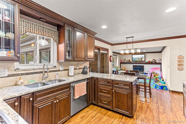 16515 Festian Drive, Clinton Charter Township, MI 48035