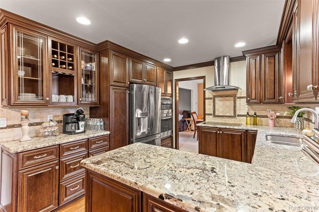 16515 Festian Drive, Clinton Charter Township, MI 48035