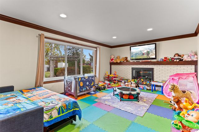 16515 Festian Drive, Clinton Charter Township, MI 48035