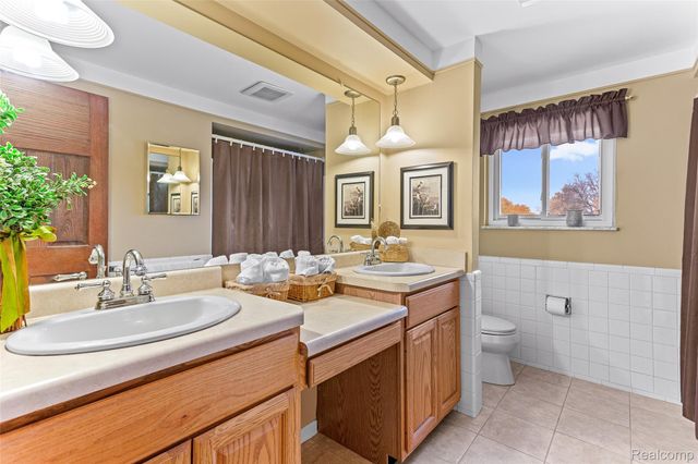 16515 Festian Drive, Clinton Charter Township, MI 48035