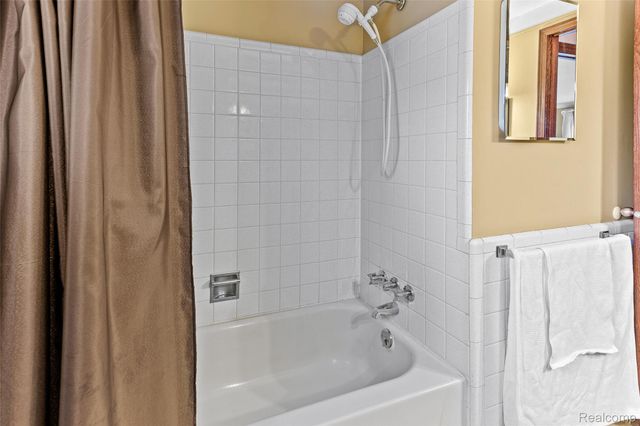 16515 Festian Drive, Clinton Charter Township, MI 48035