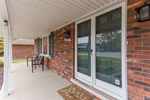 16515 Festian Drive, Clinton Charter Township, MI 48035