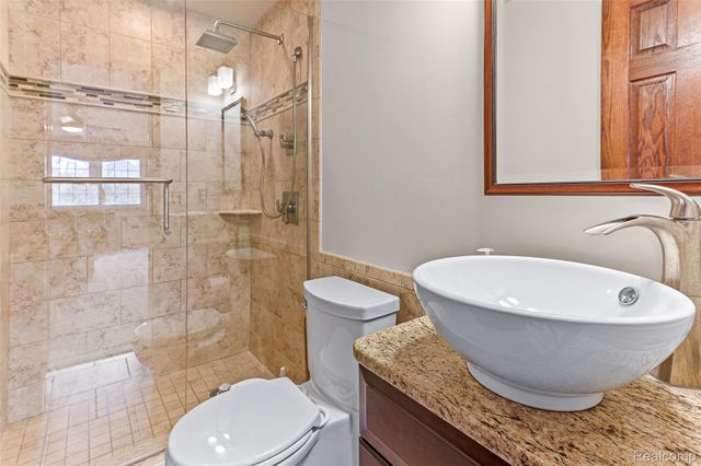 16515 Festian Drive, Clinton Charter Township, MI 48035