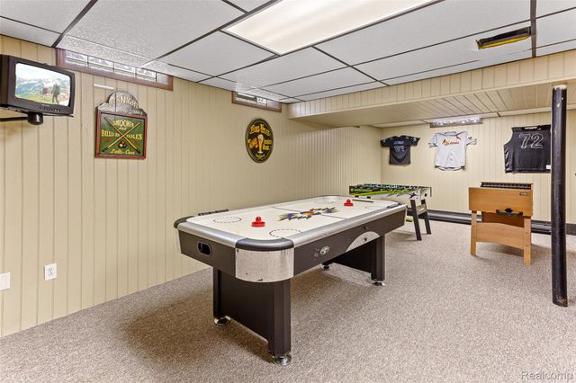16515 Festian Drive, Clinton Charter Township, MI 48035