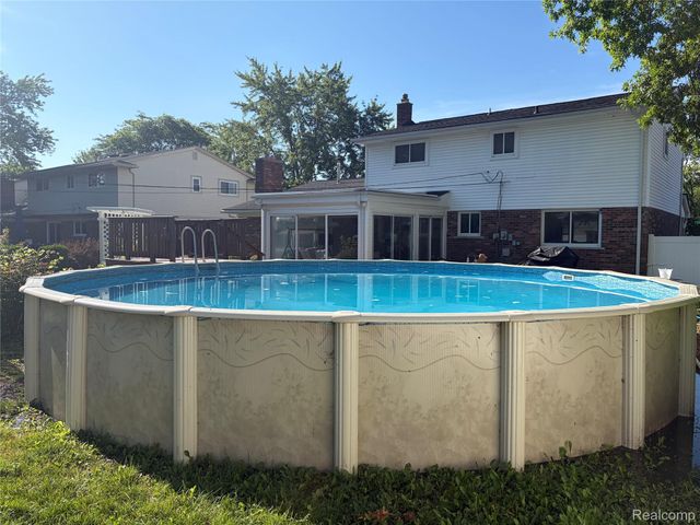 16515 Festian Drive, Clinton Charter Township, MI 48035