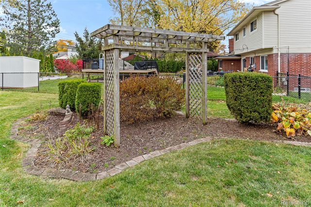 16515 Festian Drive, Clinton Charter Township, MI 48035