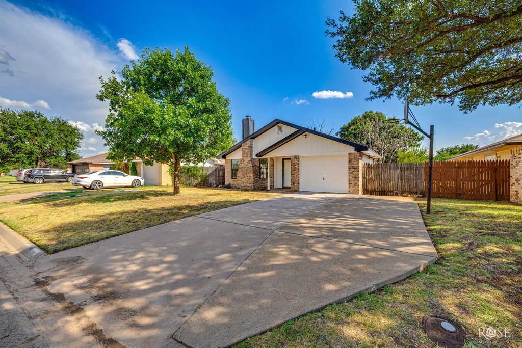Image 3 of property listing at 443 Mimosa Drive, San Angelo, TX 76903