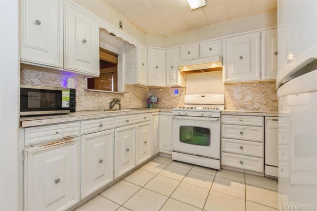 1423 Sturl Avenue, Hewlett, NY 11557