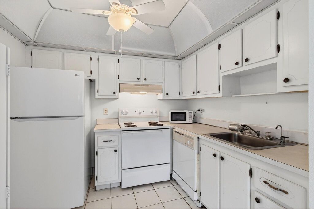 Image 21 of property listing at 702 Monaco O, Delray Beach, FL 33446