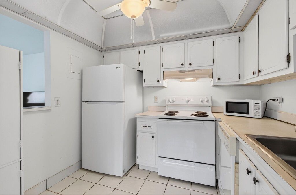 Image 23 of property listing at 702 Monaco O, Delray Beach, FL 33446