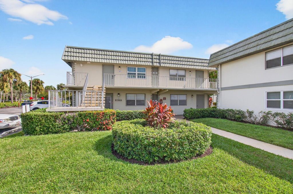 Image 4 of property listing at 702 Monaco O, Delray Beach, FL 33446