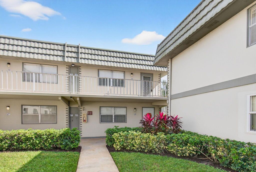 Image 5 of property listing at 702 Monaco O, Delray Beach, FL 33446