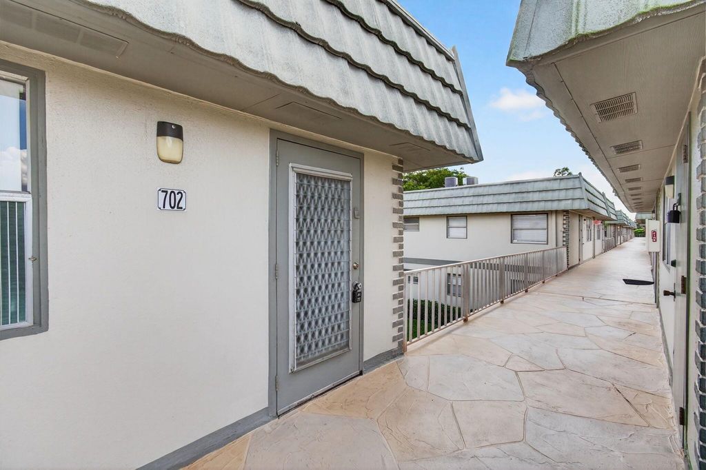 Image 7 of property listing at 702 Monaco O, Delray Beach, FL 33446