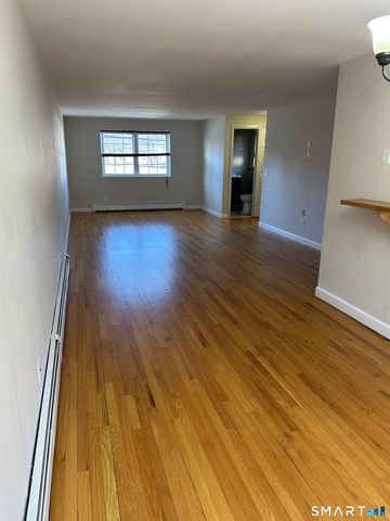 1693 Litchfield Turnpike, Woodbridge, CT 06525