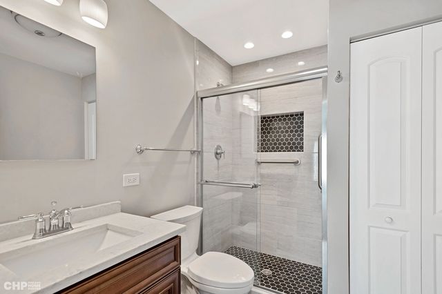 201 Thames Parkway 2F, Park Ridge, IL 60068