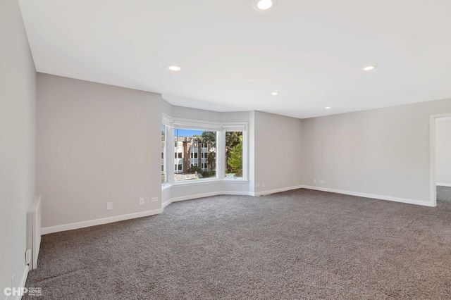 201 Thames Parkway 2F, Park Ridge, IL 60068