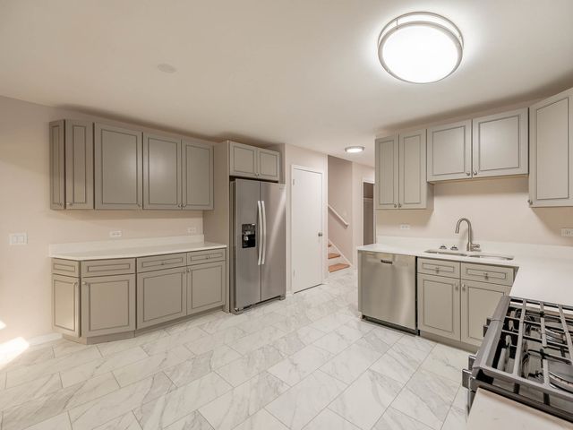 7104 Blackburn Avenue, Downers Grove, IL 60516