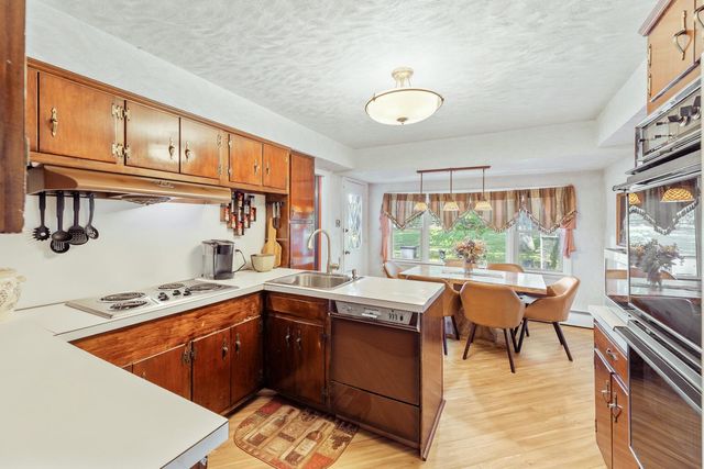 552 CARDINAL DR, Dresher, PA 19025