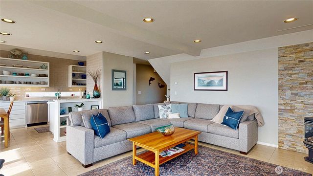 14028 Evergreen Way, Stanwood, WA 98292