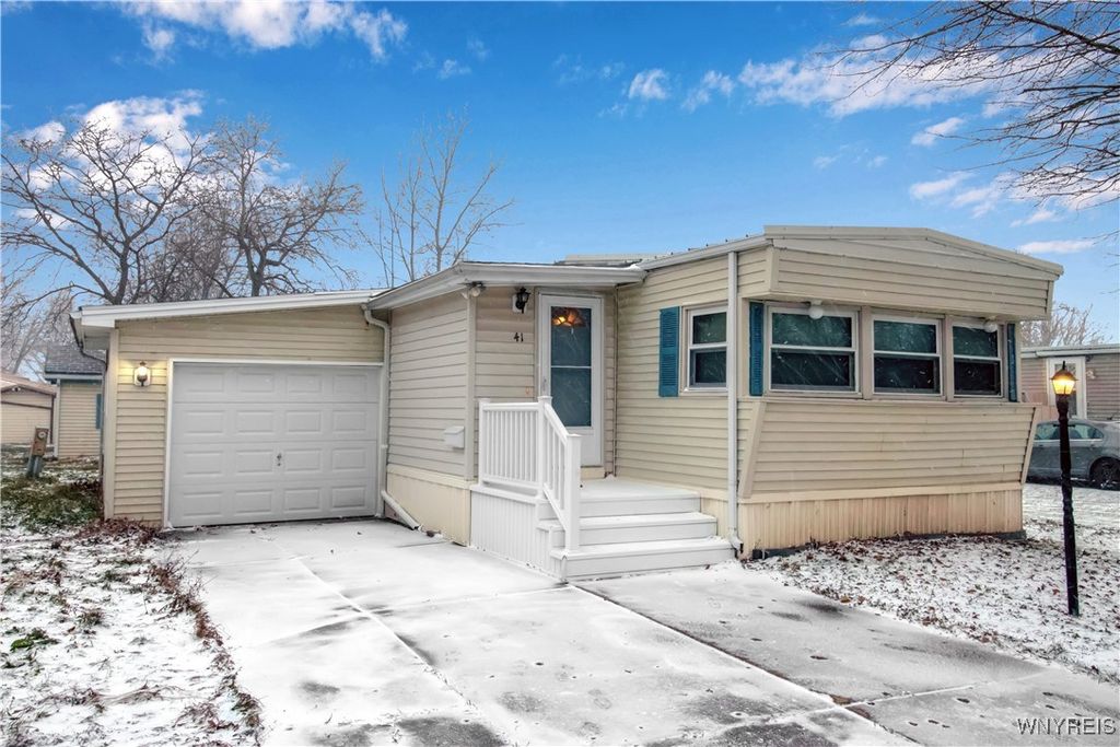 41 South Roxbury Drive, Hamburg, NY 14075