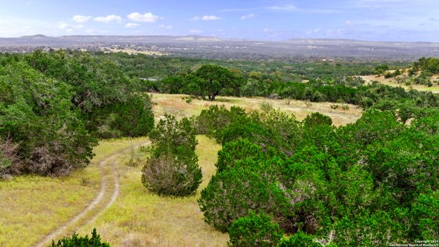 701 Windmill Ridge Dr., Blanco, TX 78606