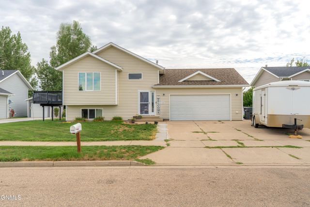 3008 Belgian Bend SE, Mandan, ND 58554 property photo
