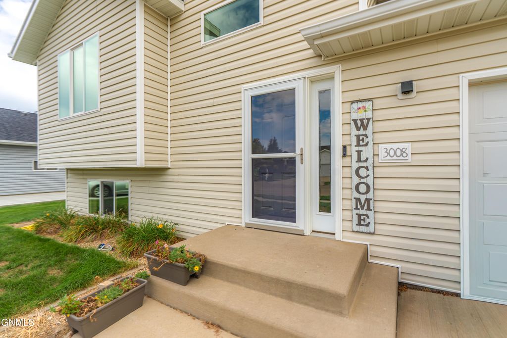 3008 Belgian Bend SE, Mandan, ND 58554 photo 2