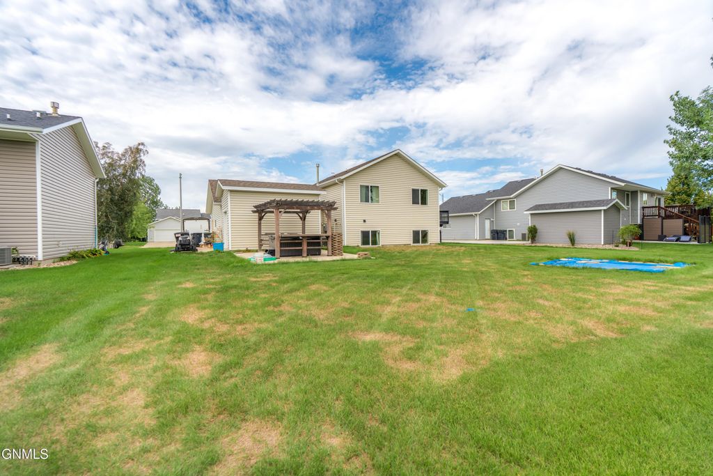 3008 Belgian Bend SE, Mandan, ND 58554 photo 3