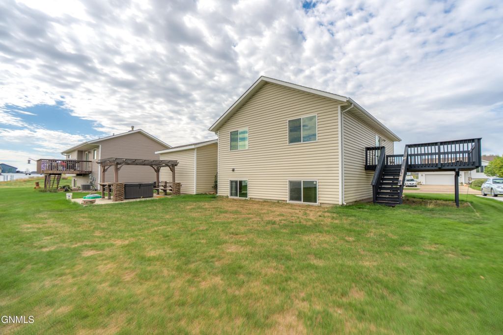 3008 Belgian Bend SE, Mandan, ND 58554 photo 4