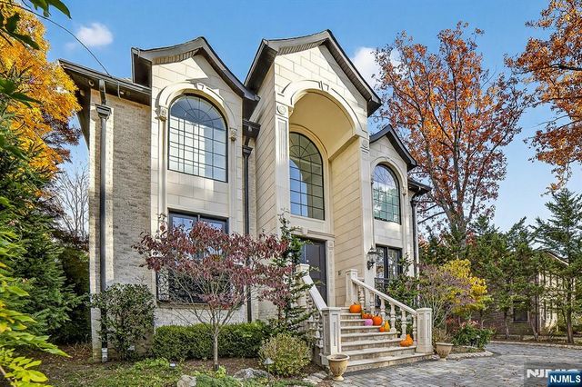 1096 Briar Way, Fort Lee, NJ 07024