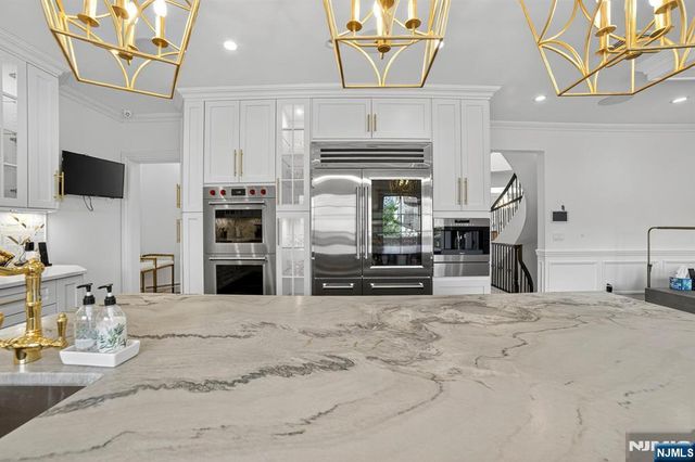 1096 Briar Way, Fort Lee, NJ 07024