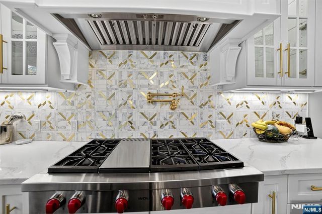 1096 Briar Way, Fort Lee, NJ 07024