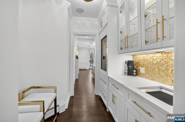 1096 Briar Way, Fort Lee, NJ 07024