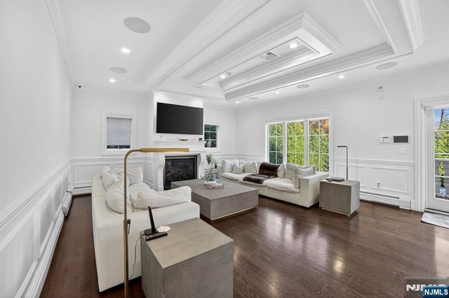 1096 Briar Way, Fort Lee, NJ 07024