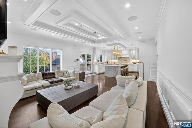 1096 Briar Way, Fort Lee, NJ 07024