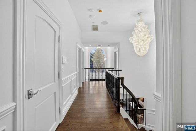 1096 Briar Way, Fort Lee, NJ 07024